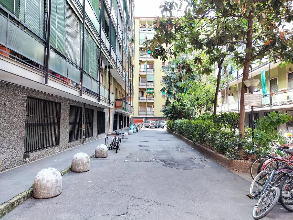 The Green Apt - Stylish And Confortable Large Studio Apartment Close To Metro Milan Italy