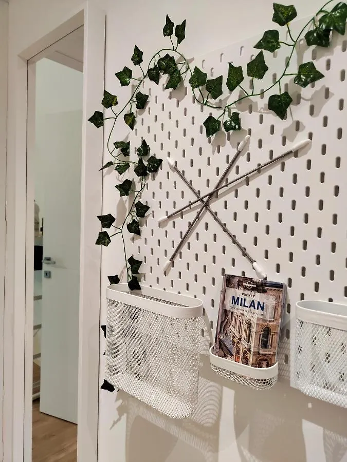 The Green Apt - Stylish And Confortable Large Studio Apartment Close To Metro Milan Italy
