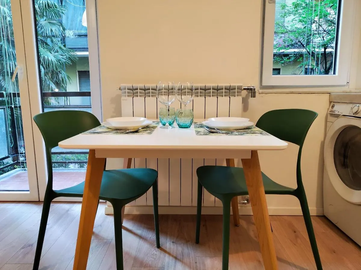 The Green Apt - Stylish And Confortable Large Studio Apartment Close To Metro Milan