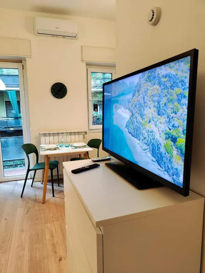 The Green Apt - Stylish And Confortable Large Studio Apartment Close To Metro Milan